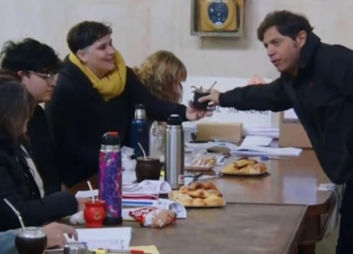 axel-kicillof-voto-temprano,-llevo-facturas-y-llamo-a-votar:-«el-que-no-va,-esta-entregando-un-derecho-en-manos-de-otro»