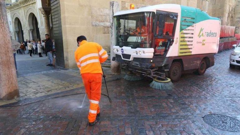 los-bomberos-reparan-temporalmente-un-socavon-en-la-calle-yerbabuena