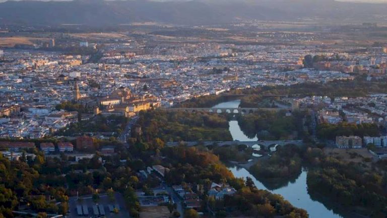 cruzando-el-puente:-un-video-contra-la-barrera-invisible-que-separa-al-barrio-del-guadalquivir