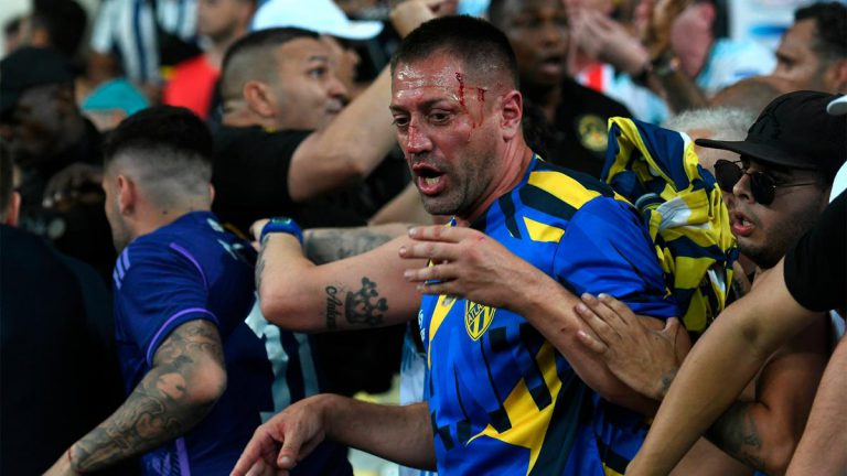 la-policia-brasilena-reprimio-a-hinchas-argentinos:-la-seleccion-se-retiro-de-la-cancha