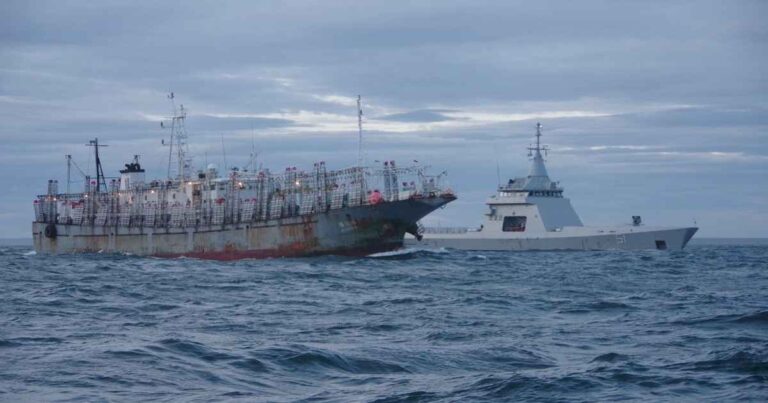 inedito:-la-armada-permitio-ingresar-a-290-pesqueros-chinos-al-mar-argentino-por-un-violento-temporal