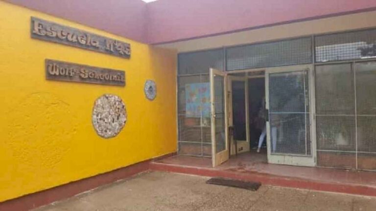 la-escuela-49-de-plaza-huincul-retomo-el-dictado-de-clases,-pero-continua-la-preocupacion-por-la-inseguridad-en-la-zona