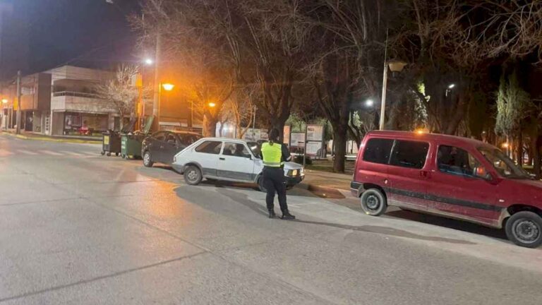 inspectores-de-transito-de-neuquen-realizaron-retencion-de-tareas-porque-los-obligaron-a-realizar-tres-turnos-rotativos-con-sueldos-bajos