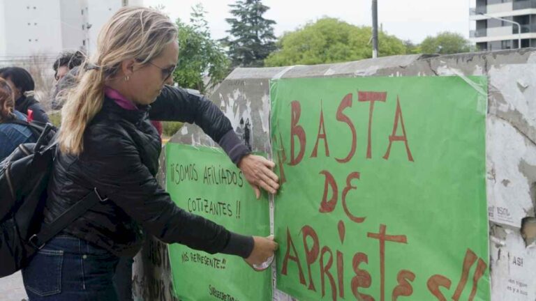 continua-la-tension-en-ate-neuquen:-estatales-autoconvocados-denuncian-presiones-y-agresiones