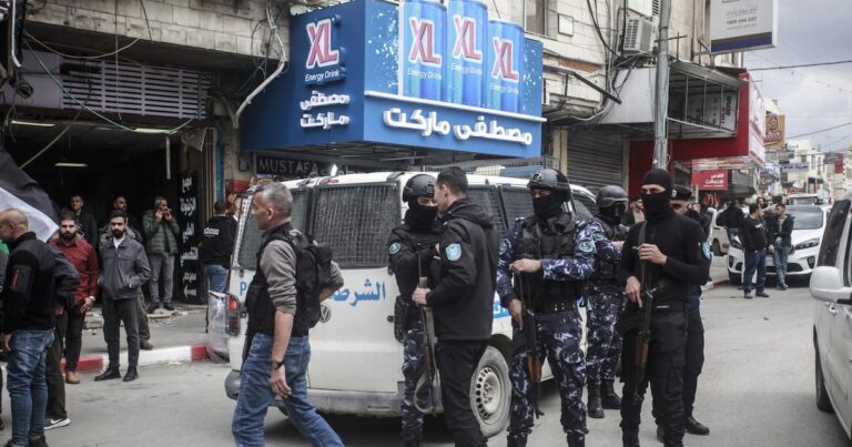 Las fuerzas de seguridad palestinas bloquean el campo de refugiados de Yenín