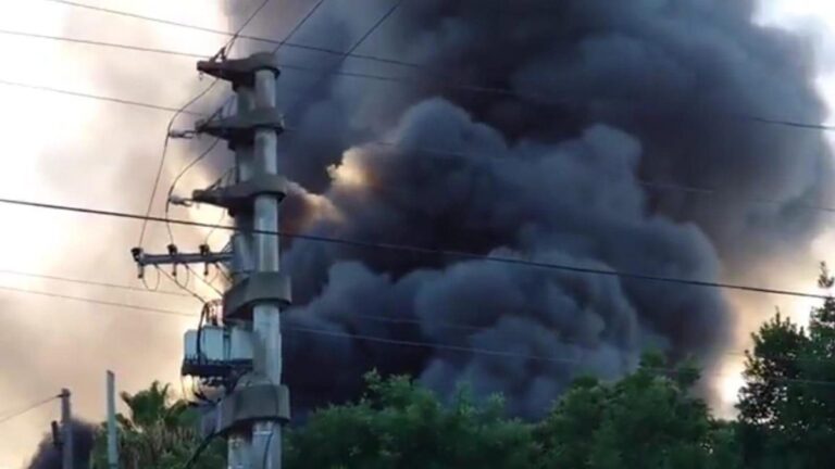 Impresionante incendio en un depósito de Morón