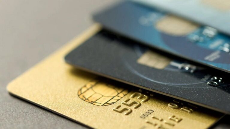 El Banco Central habilitó los pagos en dólares con tarjetas de débito