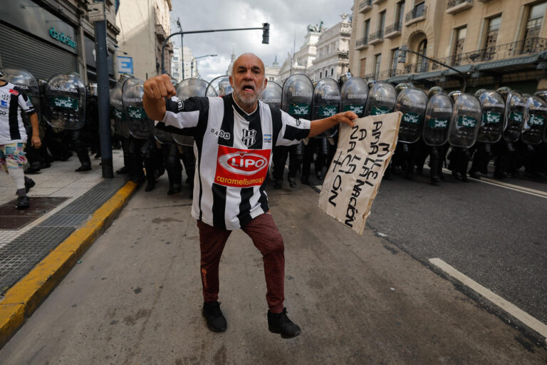 Jubilados, hinchas y zurdos según la lógica libertaria