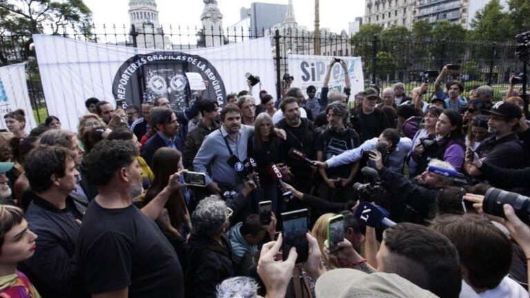 «Camarazo» frente al Congreso en solidaridad con Pablo Grillo: «Fuera, Bullrich, fuera»