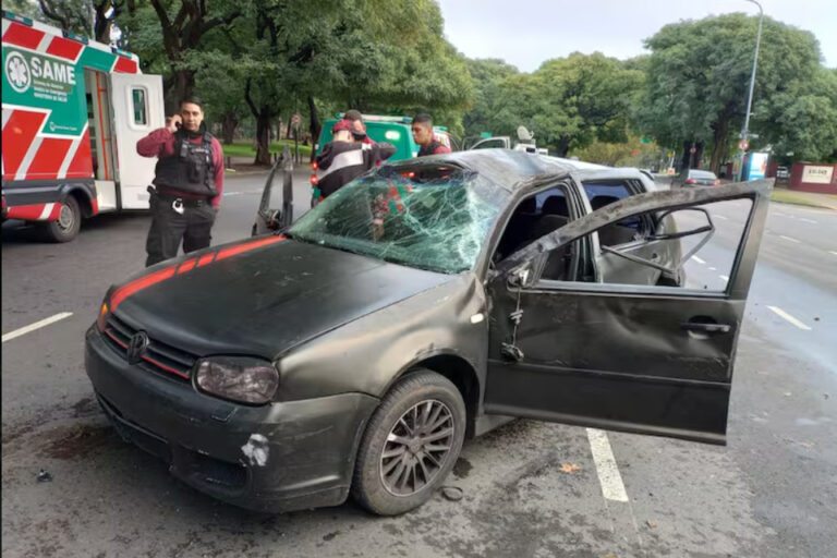Choque y vuelco en Palermo: una joven salió despedida del auto y está grave