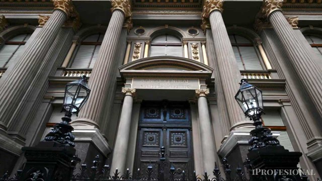 El BCRA giró al Tesoro parte de sus ganancias y Caputo usará los fondos para pagar deuda