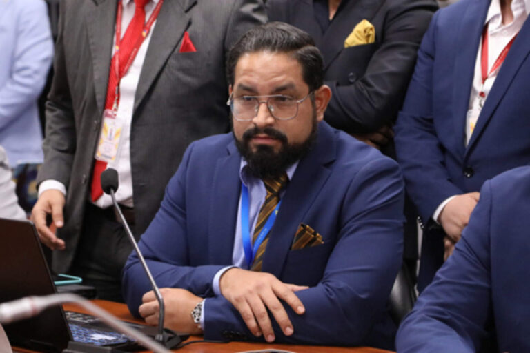 El correísmo expulsó al asambleísta Sergio Peña por apoyar ley de Noboa