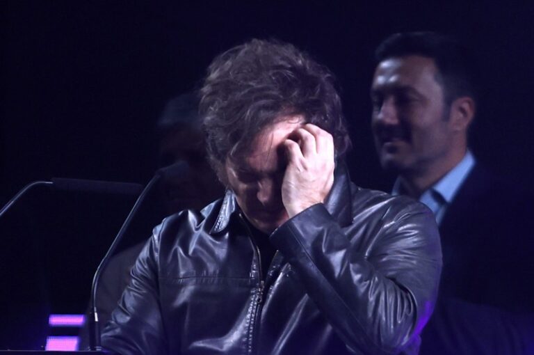 Milei no viajó al Vaticano para que no explote la interna de Karina y Santiago este domingo