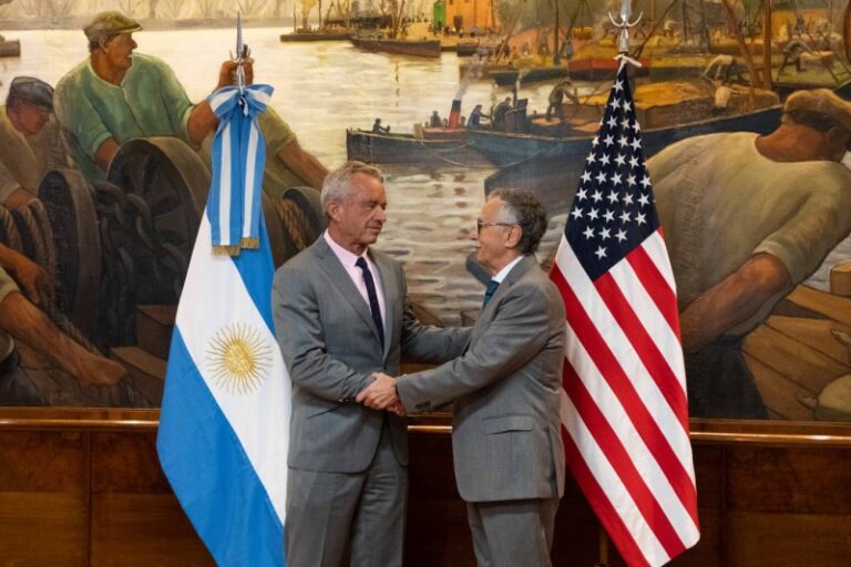 Milei anunció una preocupante reforma en el sistema de salud y ratificó la salida de OMS