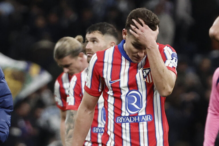 Hay nueva regla para los penales con doble toque como el de Julián Alvarez