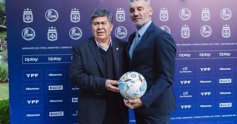 El Consejo Federal de AFA está de estrena: nueva pelota oficial Legea