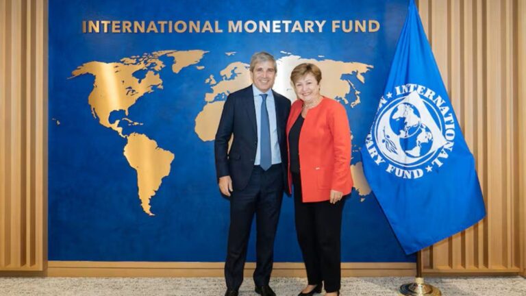 Una comitiva del FMI llega a Argentina para revisar el acuerdo