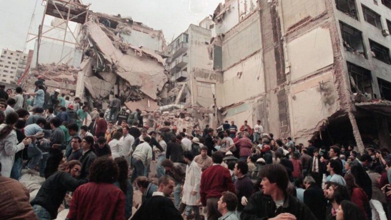 Causa AMIA: quiénes son los prófugos que serán juzgados en ausencia por el atentado