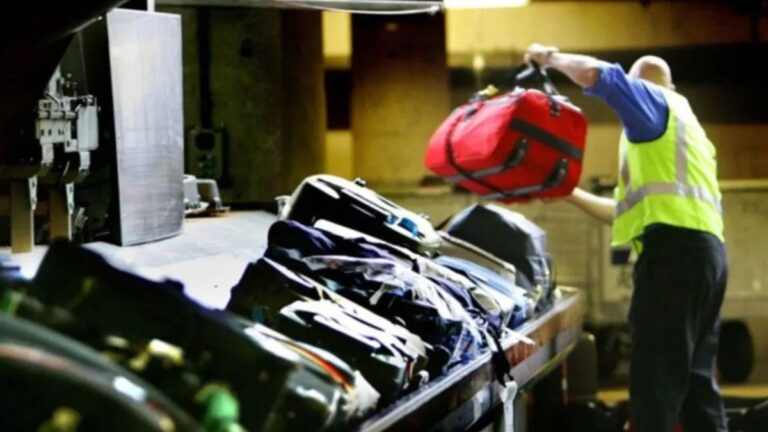 Despidos en Aeroparque: Intercargo desvinculó a maleteros que maltrataban el equipaje