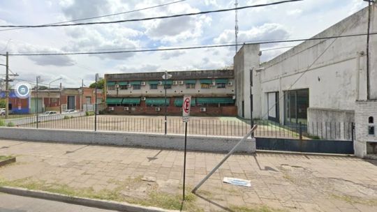 Saltó por la ventana en pleno juicio: un preso acusado de homicidio se fugó de un tribunal en Campana