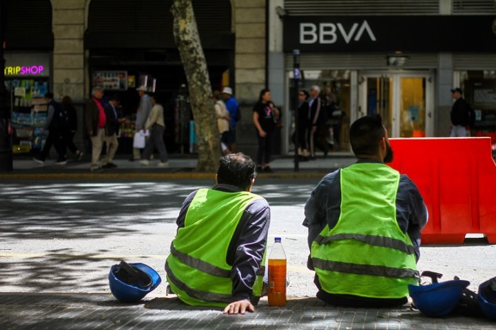 Ataque al bolsillo: los salarios perdieron hasta 14% desde que asumió Milei