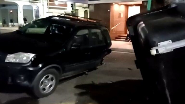 Almagro: un auto chocó contra una camioneta estacionada, un contenedor de basura y sus cinco ocupantes quedaron heridos