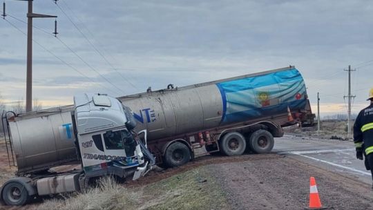 Choque fatal: fallecieron dos integrantes de la comitiva del gobernador de Neuquén mientras viajaban a una ceremonia oficial