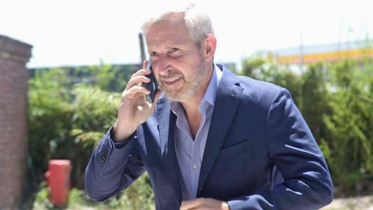 Rogelio Frigerio defiende su baja de impuestos y se acerca a Milei