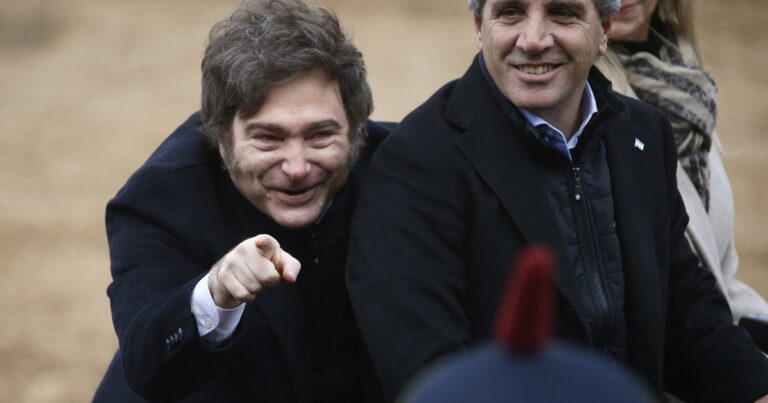 Javier Milei íntimo: el libro que revela cómo decidió su plan de shock, cuáles son sus obsesiones, dormir 4 horas y cómo es ser presidente