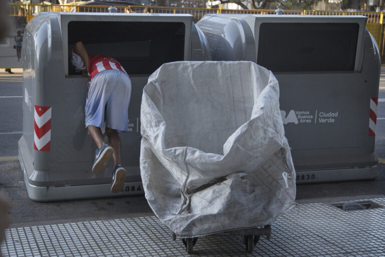 El gobierno porteñoordenó sanciones para quienes remuevan basura de contenedores