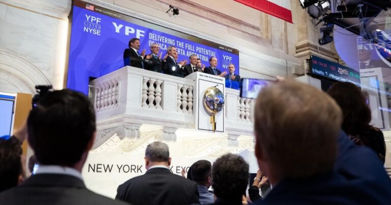 YPF paga US$ 500 millones por dos yacimientos en Vaca Muerta de la francesa TotalEnergies, que se achica en el país