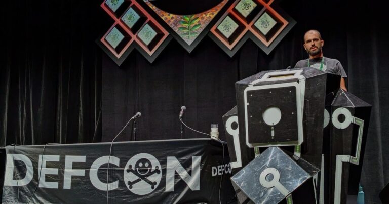 DEF CON 33: alertan que las comunicaciones aéreas no están cifradas y que la IA puede manipular a los pilotos