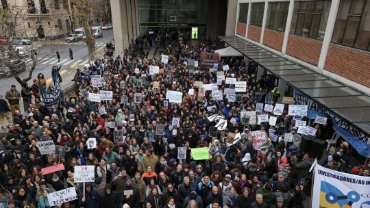 CONICET en alerta: paro de 48 horas y acampe en el Polo Científico por el ajuste en la ciencia