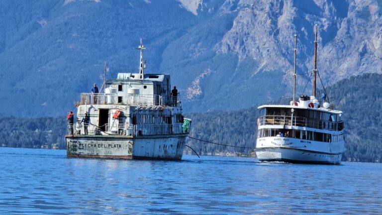 Un triste final: fue uno de los barcos más grandes en el Nahuel Huapi, estuvo abandonado, se hundió y terminó desguazado