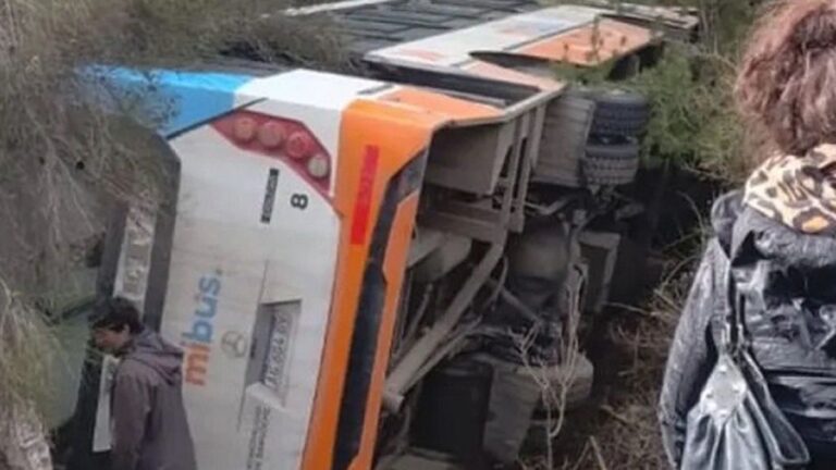 Bariloche: volcó un micro que trasladaba pasajeros hacia el Cerro Catedral