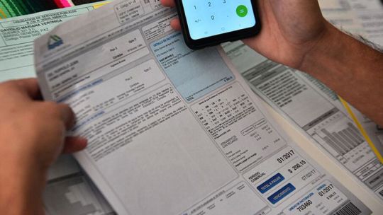 Nuevo golpe al bolsillo: el agua sube en Córdoba y acumula 45% en 2025