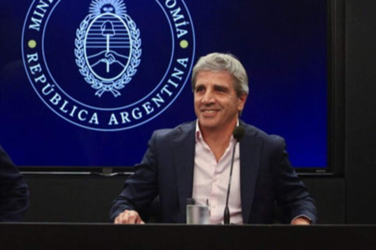 El ministro Luis Caputo transferirá las viviendas del PROCREAR a los municipios