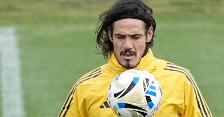 La fuerte decisión de Russo con Cavani tras otro gol insólito perdido y el enojo al salir