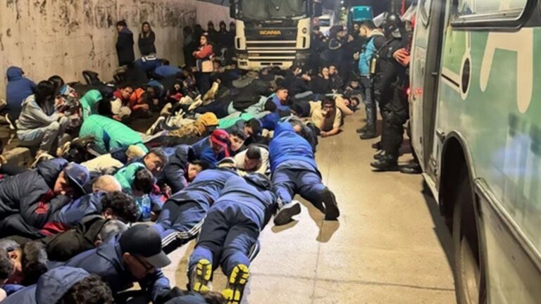 Quiénes son los hinchas chilenos detenidos tras los brutales incidentes con la barra de Independiente