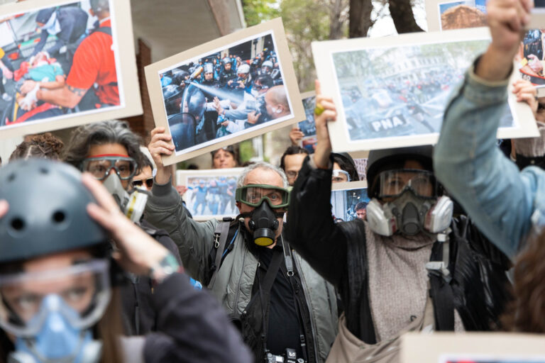 Reporteros gráficos y trabajadores de prensarepudiaron el protocolo represivo de Bullrich