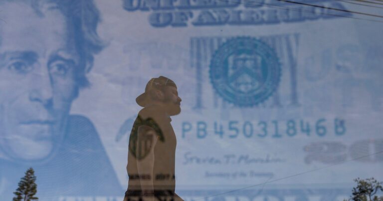 A pocos días de las elecciones, el dólar se encamina a marcar un nuevo récord y se hunden las acciones