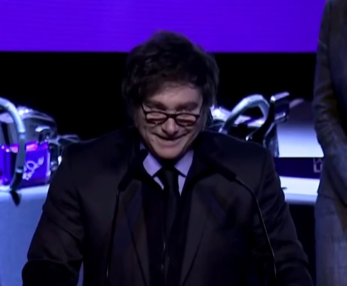 Rompió el silencio, en modo campaña, Milei evitó hablar del escándalo de las coimas