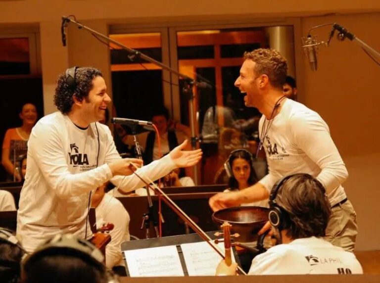 Cómo la amistad entre Dudamel y Chris Martin llevó al Sistema de Orquestas de Venezuela a tocar con Coldplay
