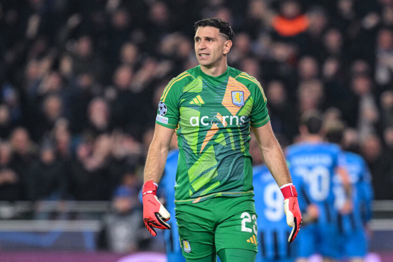 Dibu Martínez, cada vez más cerca del Manchester United