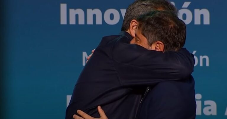 El abrazo de Axel Kicillof con Sergio Massa en el cierre de campaña en la Primera Sección