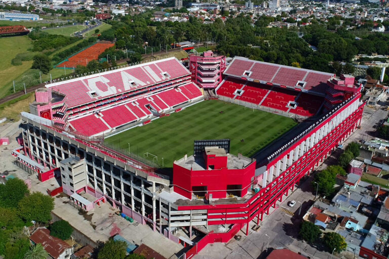 Tras el fallo de CONMEBOL, Independiente busca levantar la clausura de su estadio