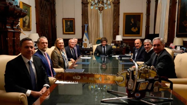 Milei mantuvo la primera reunión de Gabinete y recibió al presidente del BID, tras la derrota bonaerense