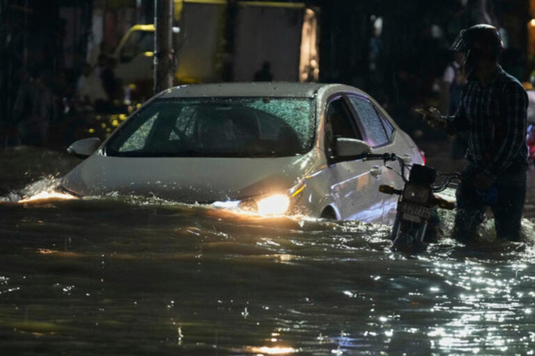 Pakistán: más 120 mil evacuados por inundaciones