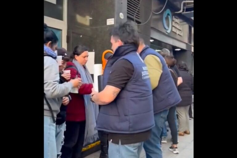 Mientras el gobierno recorta, el PJ porteño acompaña a quienes reclaman en la ANDIS