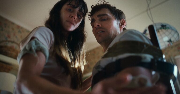 Together se suma a la nueva moda del horror físico, como «La sustancia»